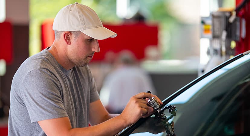 Anh thợ sửa kính ô tô