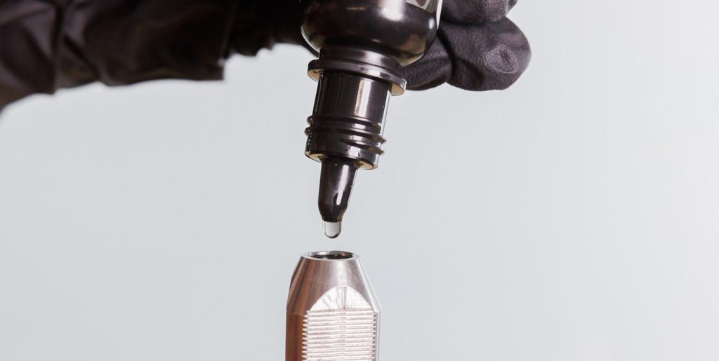 Đổ keo resin vào zoom hàn kính ô tô