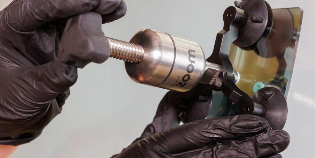 Loại bỏ không khí trong vết nứt kính ô tô bằng Zoom