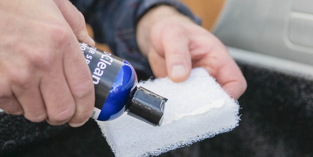 Bôi ProClean lên làm sạch kính trước phi phủ nano chống nước HydroGuard Glasweld