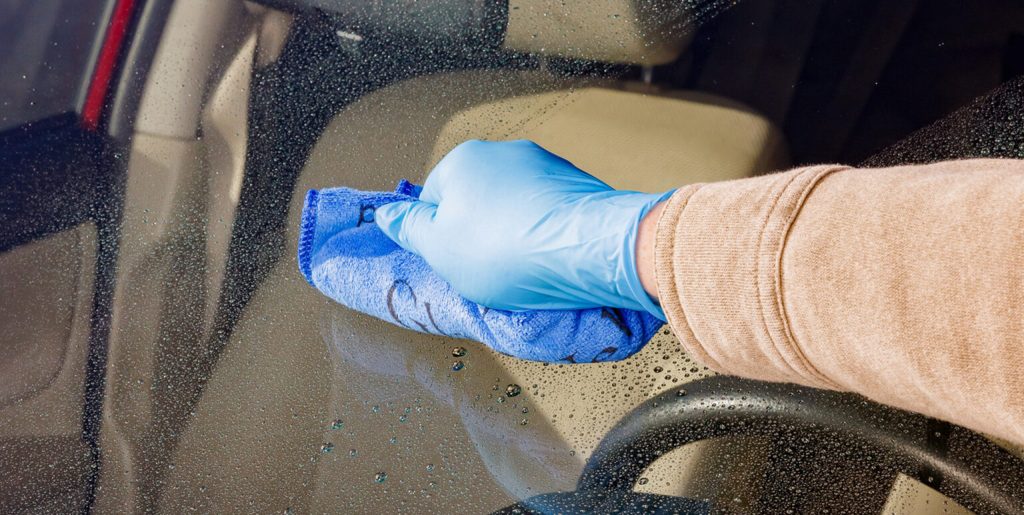 LAU SẠCH KÍNH TRƯỚC KHI PHỦ NANO HYDROGUARD GLASWELD