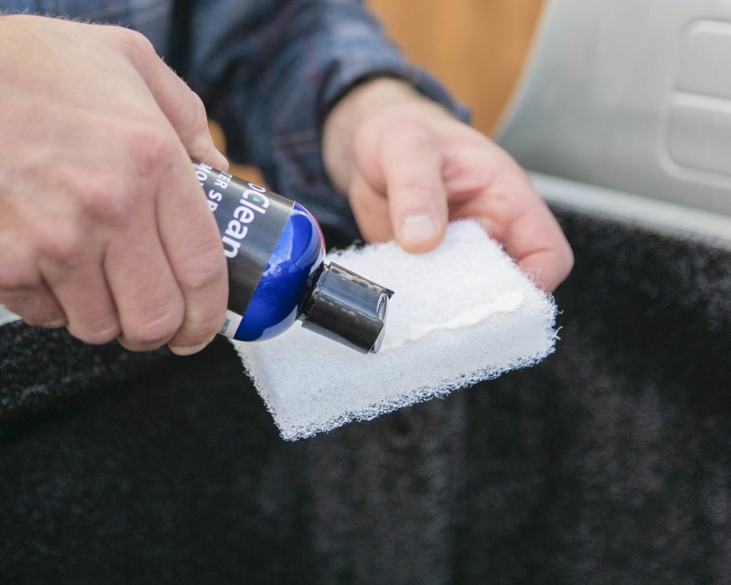 thoa proclead lên miếng pad để xóa vết nước trên kính